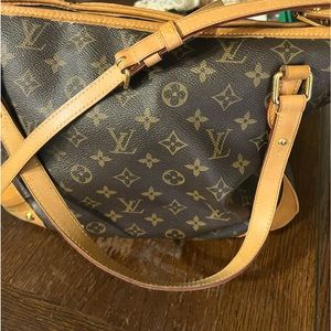 Authentic Louis Vuitton purse in good condition please review all pictures
